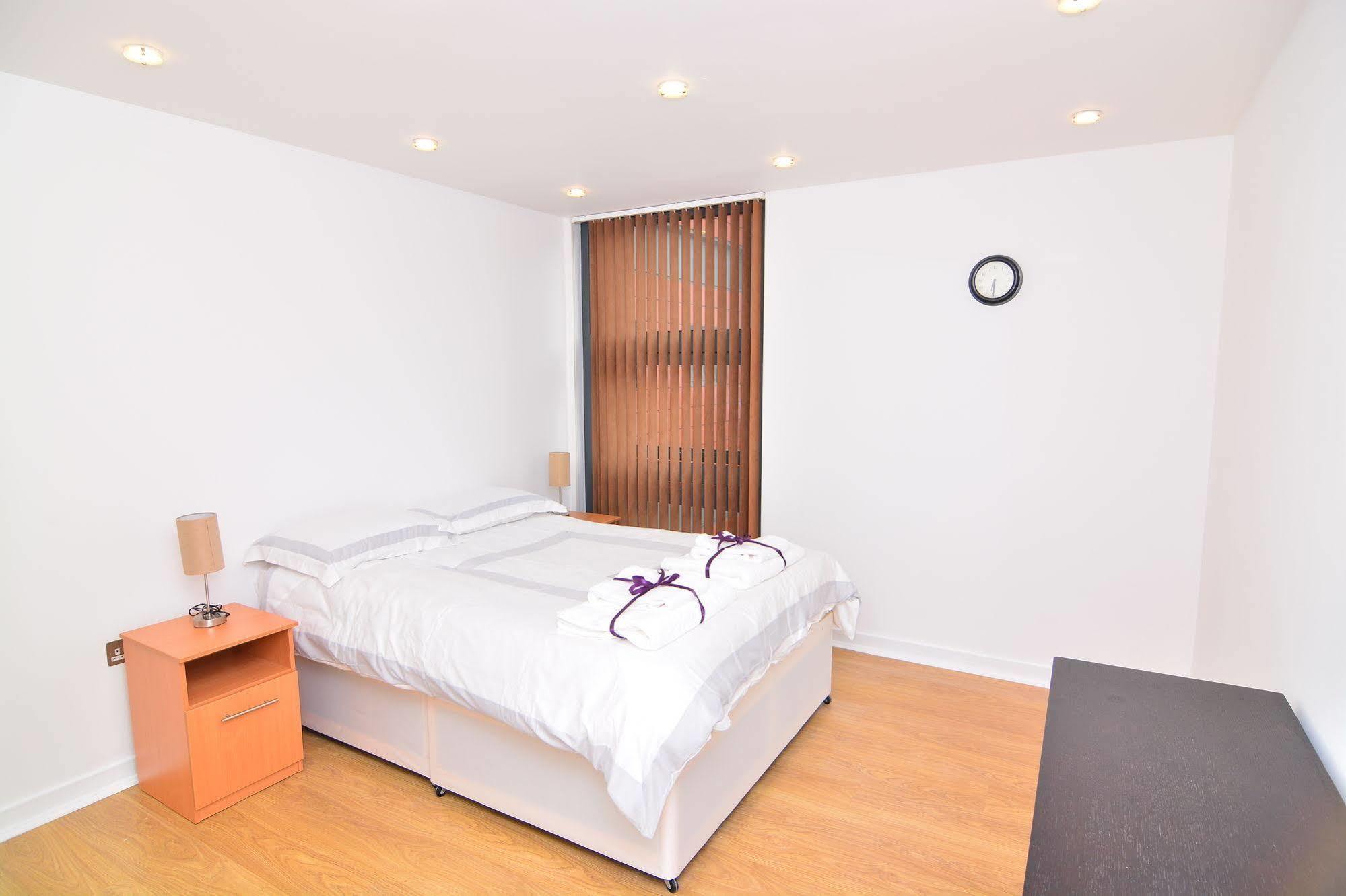 Apartment Wharf - Canary South ลอนดอน ภายนอก รูปภาพ